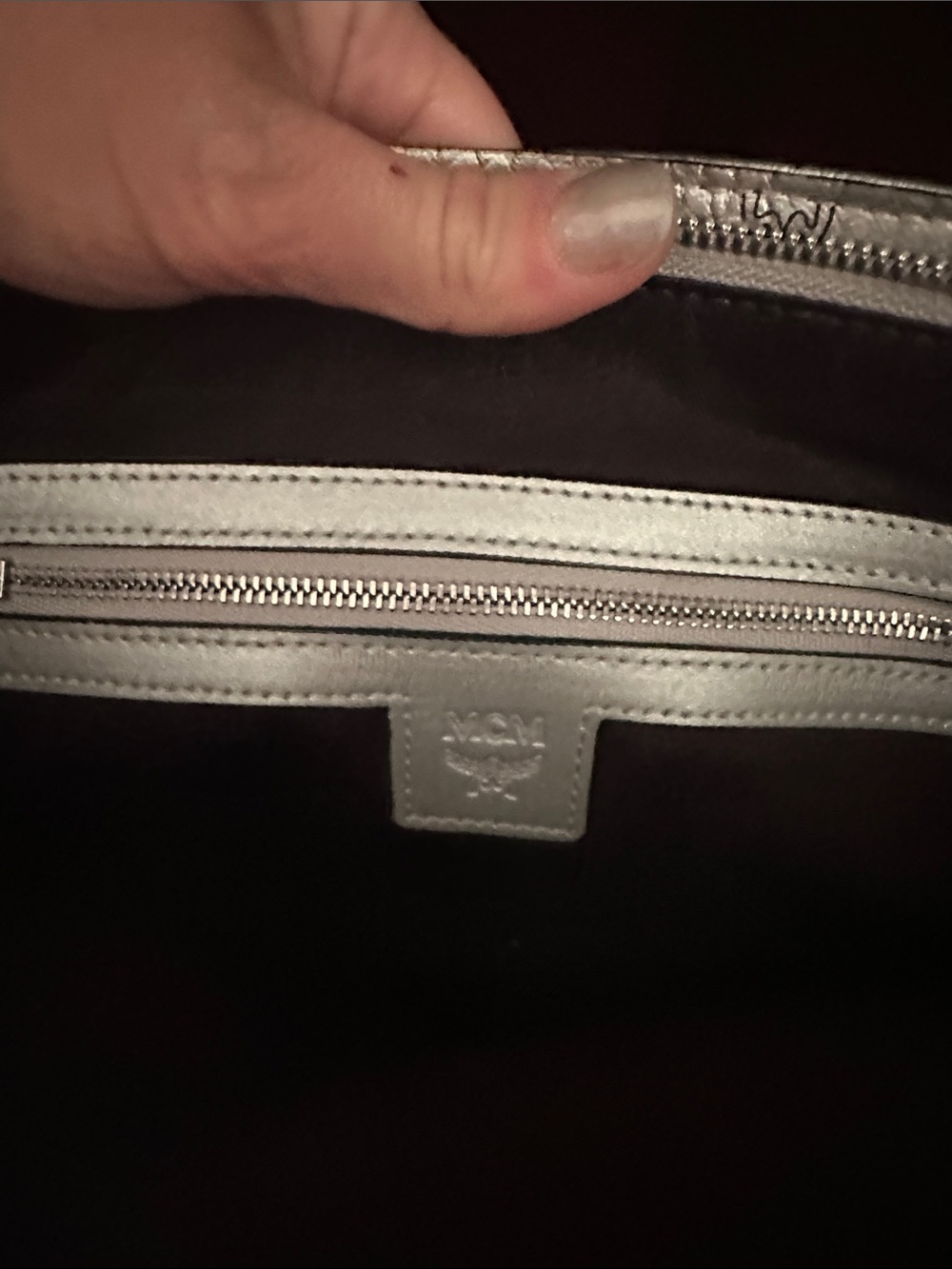 MCM Metallic Silver Logo Clutch - Picture 5 of 6